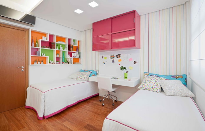 Estantes cerrados en el interior de la habitación infantil