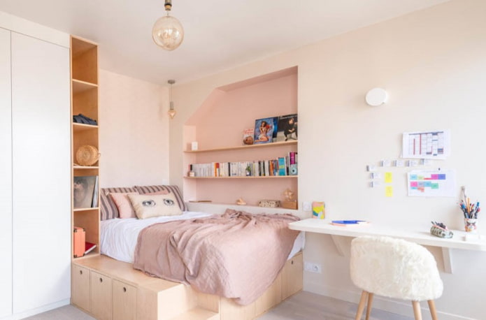 Estantes empotrados en el interior de una habitación infantil