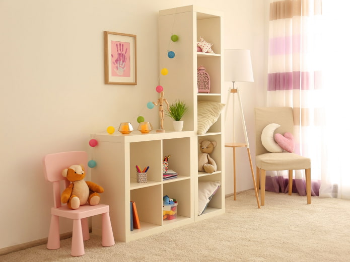 estantes en el interior de la habitación de una niña