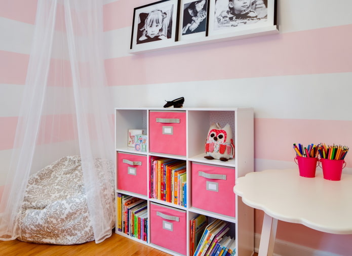 estantes en el interior de la habitación de una niña