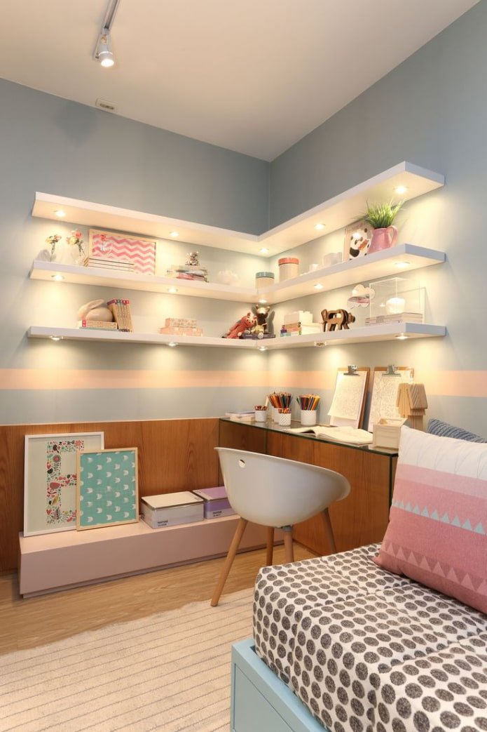 Diseño de estanterías en el interior de la habitación infantil