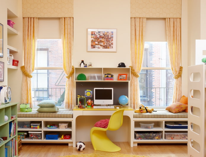 Estantes junto a la ventana en el interior de la habitación infantil