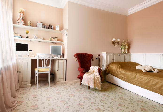 Estantes en la habitación infantil de estilo clásico