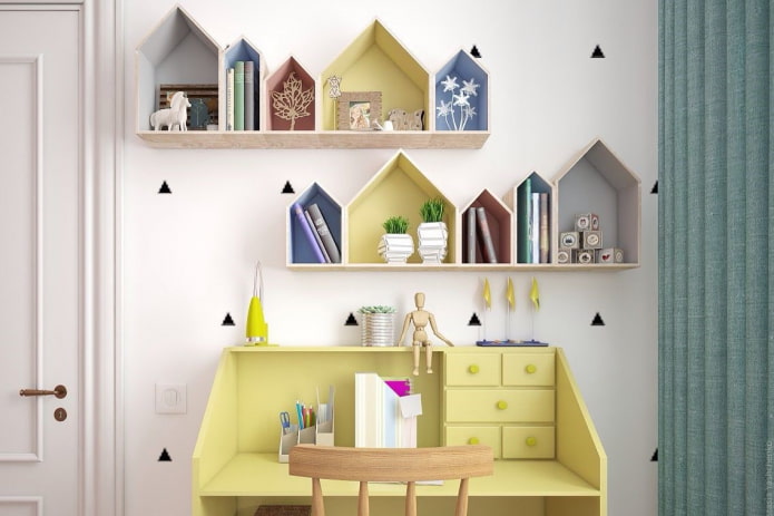 Estantes sobre la mesa en el interior de la habitación infantil