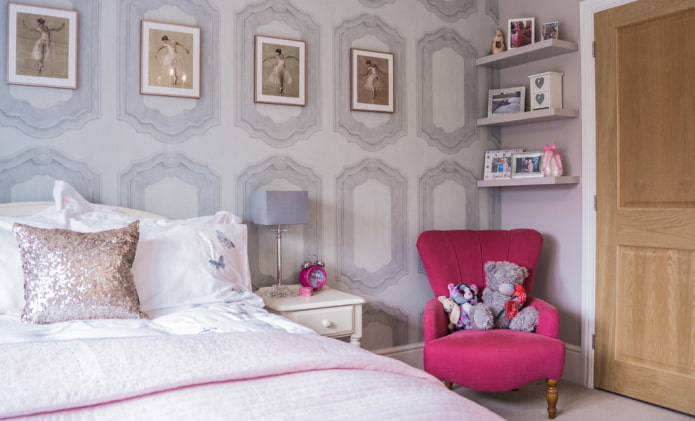 estantes en el interior de la habitación de una niña