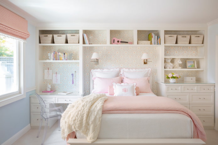 Estantes en el interior de la habitación infantil de una niña