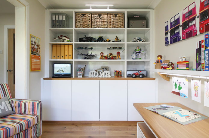 Estantes combinados en el interior de la habitación infantil