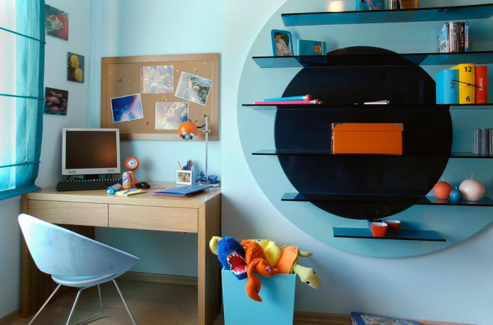 Estantes de vidrio en el interior de una habitación infantil