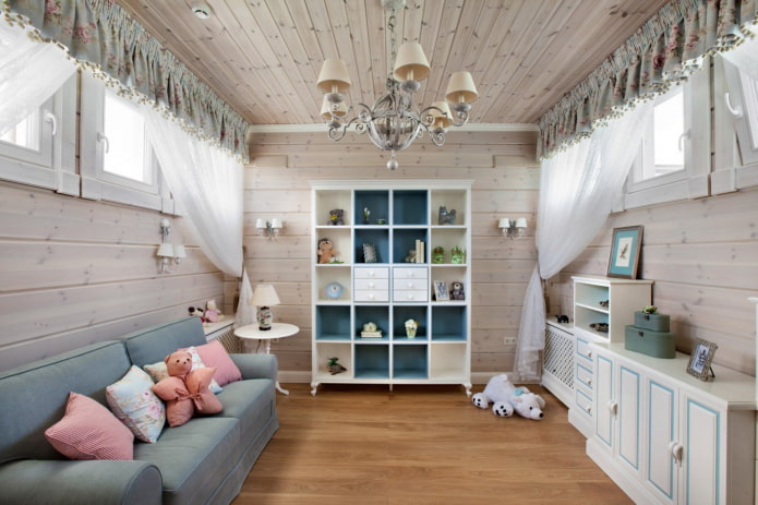 Estantes en la habitación infantil de estilo provenzal