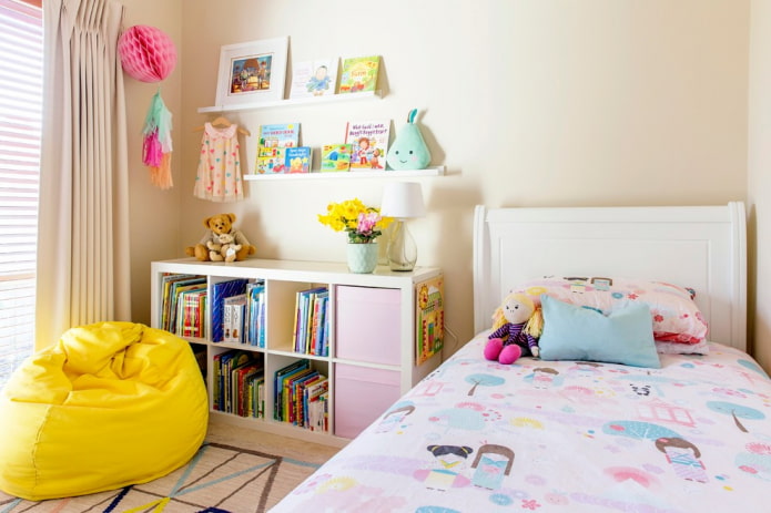 Estanterías en la habitación infantil