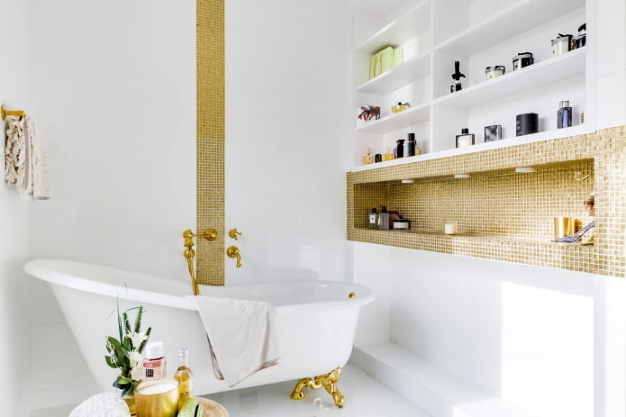 Estante decorado con mosaico