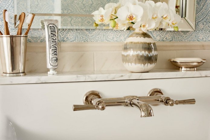 flores en el baño