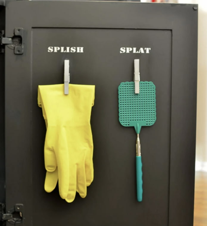 guantes y una espátula en pinzas