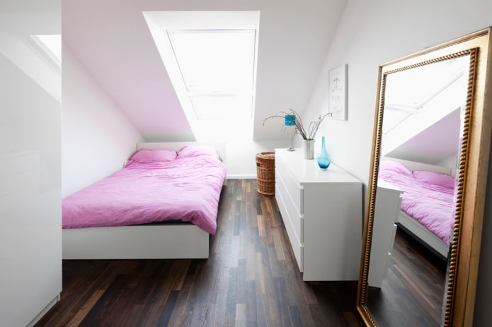 Cesto de ropa en el dormitorio