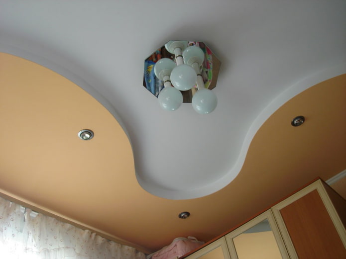 Construcción de paneles de yeso con una combinación de dos colores