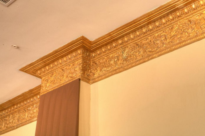 moldura de techo dorada