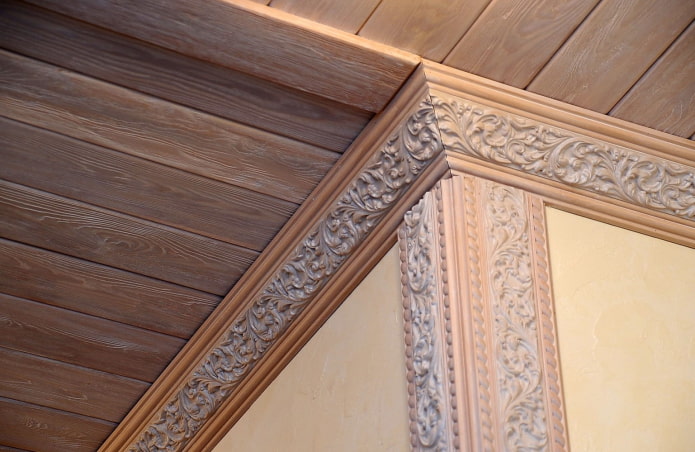 Molduras de madera con techo de tablillas