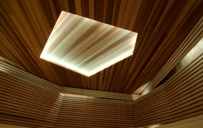 revestimiento de techo con iluminación