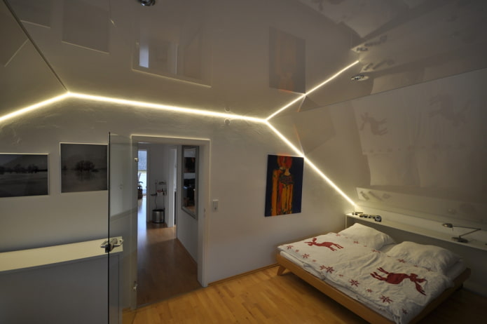 lienzo tensado con iluminación en el dormitorio abuhardillado