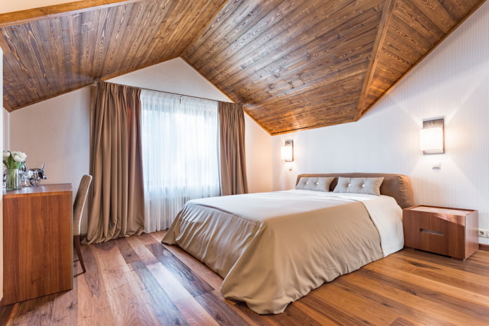 Techo de madera en el dormitorio abuhardillado