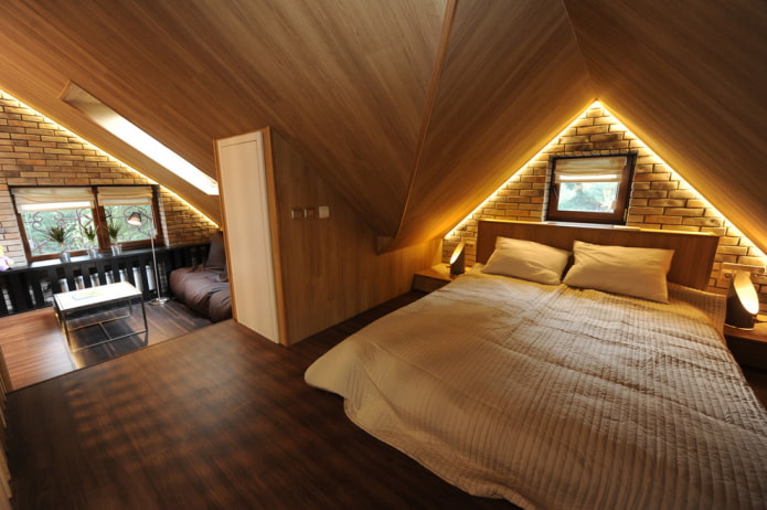 Revestimiento de techo de madera en el dormitorio del ático
