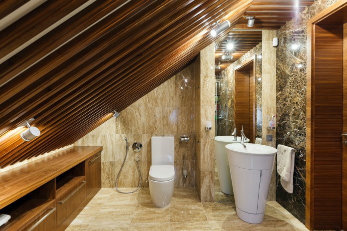Techo de lamas en el baño del ático