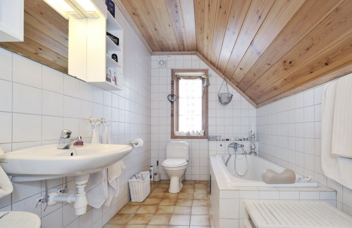 Techo de madera en el baño abuhardillado