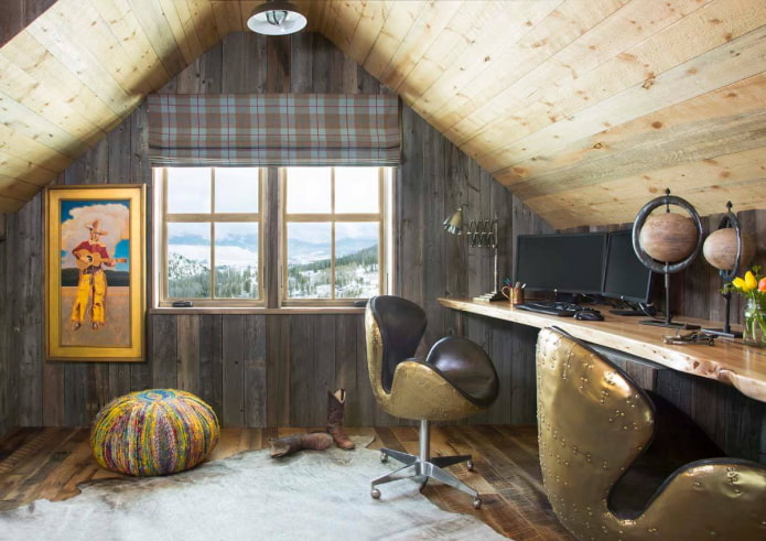 Estructura de techo de madera en el ático estilo rústico