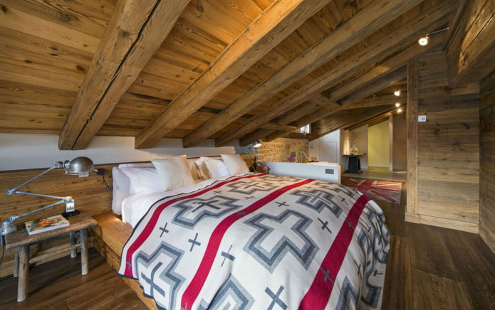 Estructura de techo de madera en el ático estilo chalet