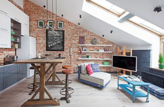Estructura de techo en el ático en estilo loft