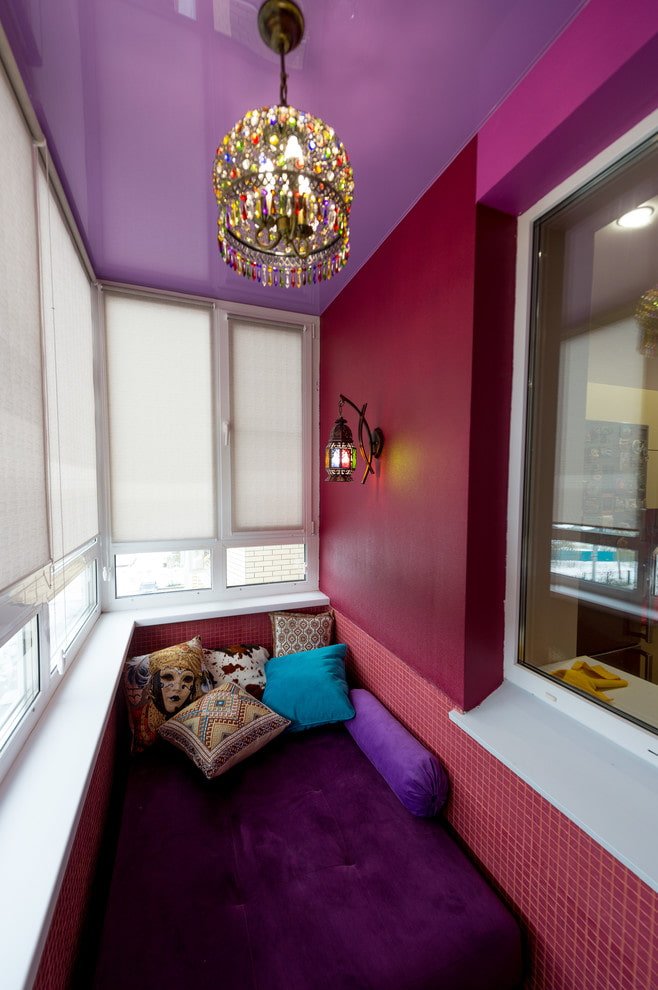 Decoración del techo del balcón de un apartamento en Jruschov