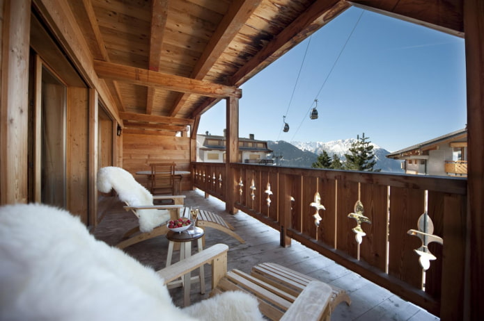 Techo de madera en la logia de estilo chalet
