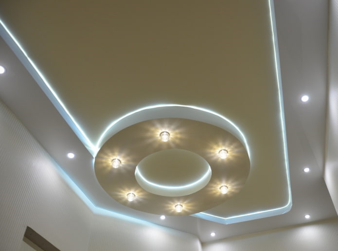 Estructura de techo con iluminación de contorno
