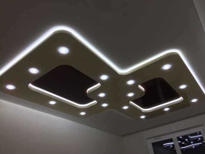 Estructura de techo con iluminación de contorno