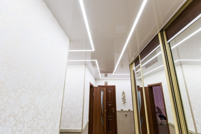 líneas de luz en el techo interior