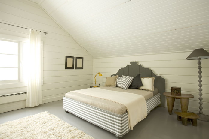 Revestimiento de dormitorio con tablillas blancas