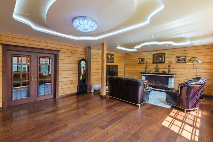 techo rizado de varios niveles con retroiluminación en una sala de estar de madera