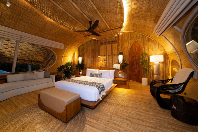 Dormitorio con decoración de pared y techo de bambú y mimbre