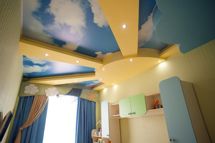Diseño de techo con forma de sol para habitación infantil