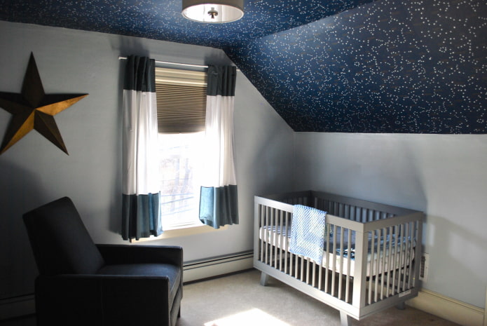 cielo estrellado en el techo de una habitación infantil
