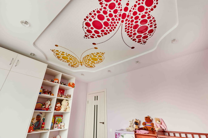 Techo tensado tallado en la habitación infantil