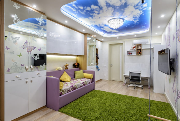 cielo con nubes en el techo de la habitación infantil