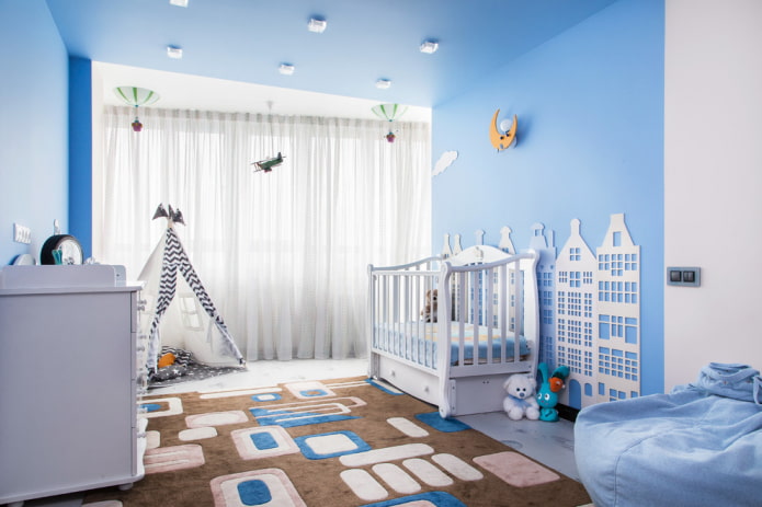 Techo tensado azul en la habitación infantil