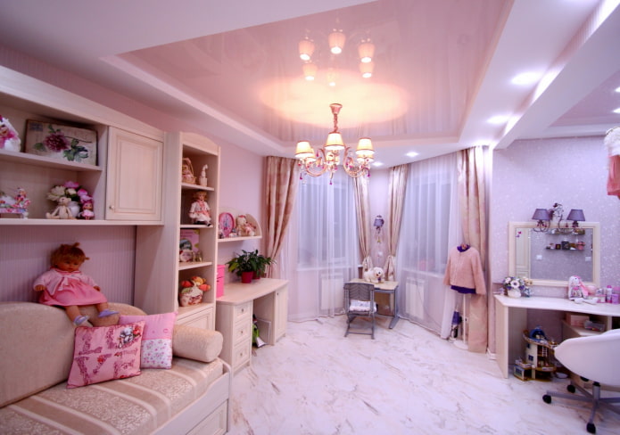 Techo tensado rosa en la habitación infantil