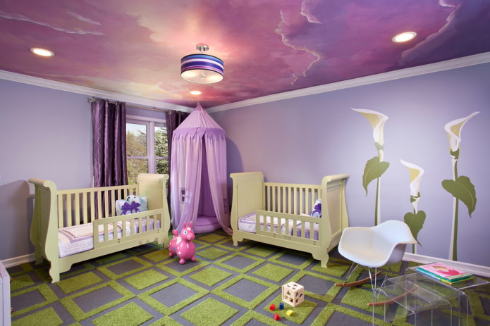 Revestimiento de techo morado en una habitación infantil