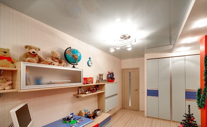 Techo tensado gris en una habitación infantil