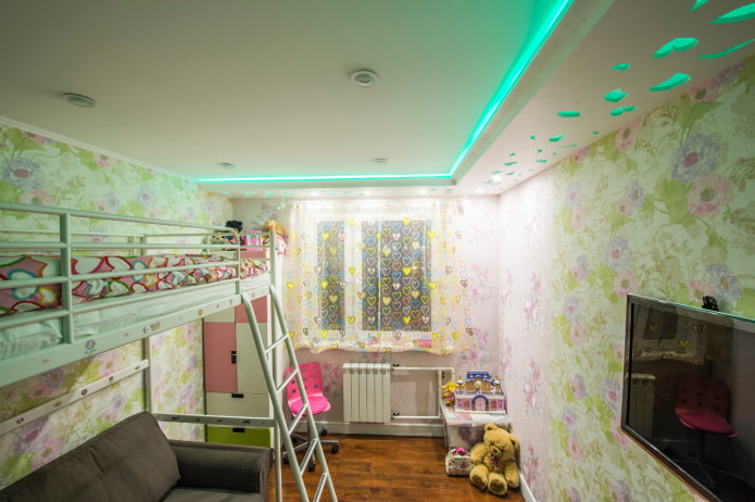 Estructura de techo con iluminación en la habitación infantil