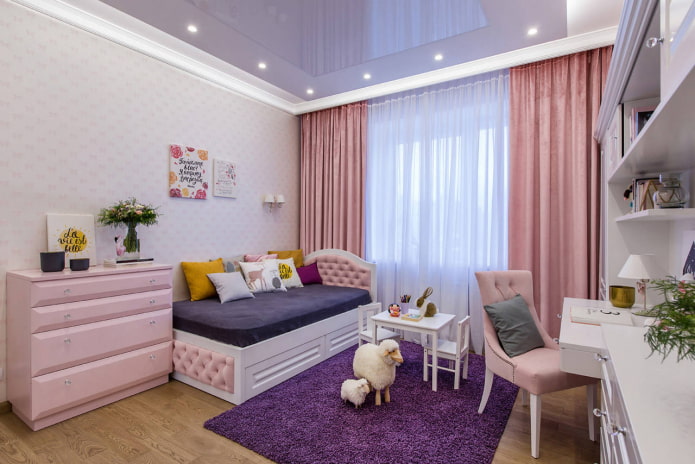 Color lila en el interior de la habitación infantil 