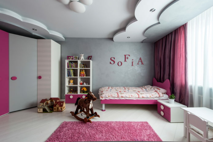 Estructura de techo de varios niveles en la habitación infantil