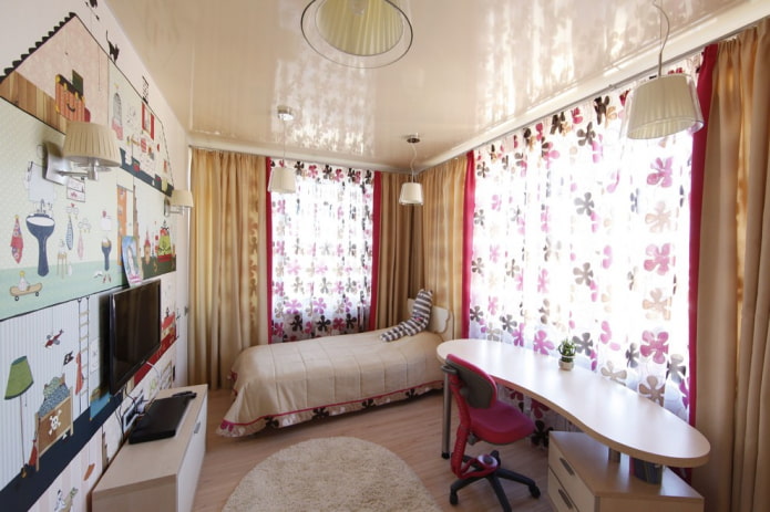 Techo tensado brillante en la habitación infantil